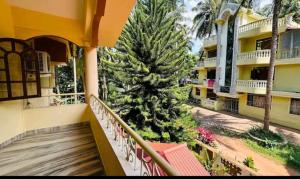 een kerstboom op het balkon van een gebouw bij La Des Chateau Holiday Suites in Majorda