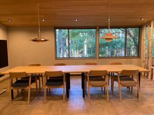 ein Esszimmer mit einem großen Holztisch und Stühlen in der Unterkunft Mizuho Highland - Camp - Vacation STAY 42325v 