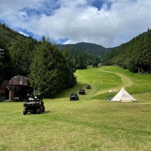 eine Gruppe von atvs und ein Zelt auf einem Feld in der Unterkunft Mizuho Highland - Camp - Vacation STAY 42325v 