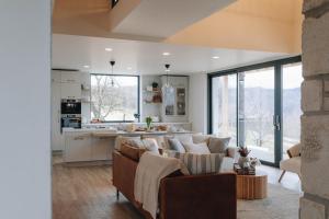 a living room with a couch and a kitchen at Hilltop Munteni in Munteni