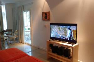TV a/nebo společenská místnost v ubytování Green Park 116 D Monoambiente 4 pax. frente al lago