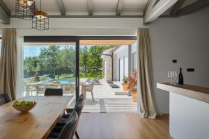 cocina y comedor con mesa de madera y sillas en Villa Gala en Kringa