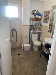 a bathroom with a toilet and a sink at Habitación luminosa en piso compartido in Mairena del Aljarafe