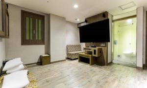 TV a/nebo společenská místnost v ubytování Dongtan BobosHotel