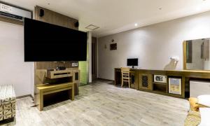 TV a/nebo společenská místnost v ubytování Dongtan BobosHotel