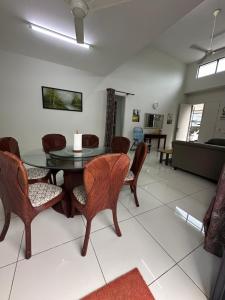 Un comedor con mesa y sillas en Dhuha Homestay, en Kampong Kerubong