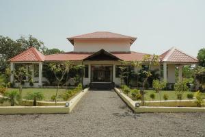 ein Haus mit einem Weg, der zur Eingangstür führt in der Unterkunft THE INFINITY PENCH RESORT in Khawāsa