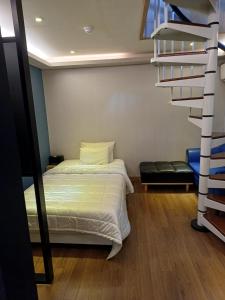 Postel nebo postele na pokoji v ubytování Ulsan Hotel 109