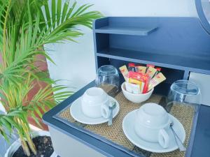 um armário azul com duas chávenas e pratos em Sam's Guesthouse M'Pai Bay em Koh Rong Sanloem
