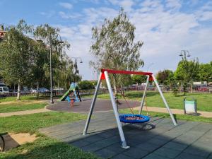 un parco giochi con due altalene in un parco di Betulle 2F a Leinì