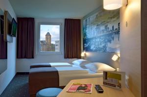 pokój hotelowy z 2 łóżkami i oknem w obiekcie B&B Hotel Düsseldorf City-Süd w mieście Düsseldorf