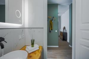Habitación con baño con lavabo y aseo. en Depero di TSS' - Chic, Appena Rinnovato vicino al MART, Supermercato, Ristoranti en Rovereto