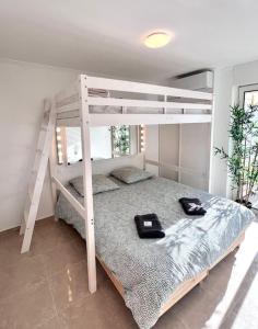 ein Schlafzimmer mit einem Etagenbett mit zwei Hüten darauf in der Unterkunft La Mer Résidence La Fontaine in La Seyne-sur-Mer