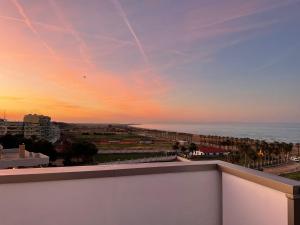 desde un balcón con vistas al océano al atardecer en Attico - Il Panorama, en Barletta