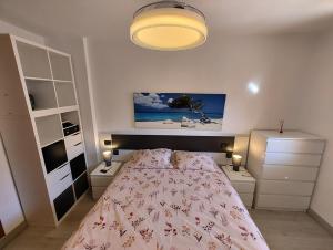 - une chambre avec un lit doté d'un couvre-lit rose dans l'établissement Apartamento Parlamento-La Ribera Relax Beach, à San Javier