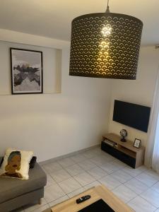 טלויזיה ו/או מרכז בידור ב-Appartement tout équipé 2 chambres + jardin