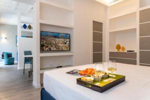 a room with a table with two glasses of wine at La Musa Apartments & Rooms in Palermo