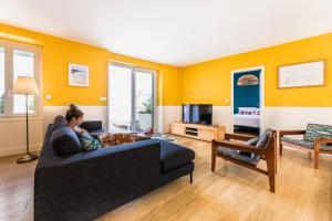 Televisyen dan/atau pusat hiburan di LES HALLES KEYWEEK Duplex with Terrace and Parking in Biarritz Center