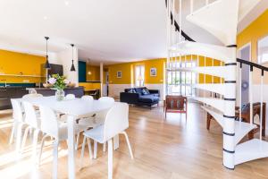 Ruang duduk di LES HALLES KEYWEEK Duplex with Terrace and Parking in Biarritz Center
