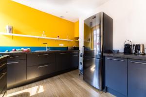 Dapur atau dapur kecil di LES HALLES KEYWEEK Duplex with Terrace and Parking in Biarritz Center