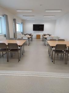 Cette chambre de classe dispose de tables, de chaises et d'une télévision. dans l'établissement Apartmány Dalov, à Šternberk