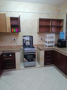 Ett kök eller pentry på 3 Bedroom Apartment In Nyali-Mombasa- Baraka Suites