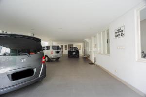 un pasillo con dos coches aparcados en un garaje en Green Residence 25 Syariah Karawaci RedPartner, en Tangerang