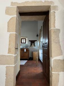 un pasillo con una puerta abierta a una cocina en O2 Tours, en Ourouer-lès-Bourdelins