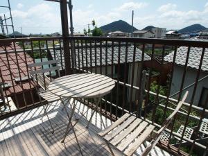 una silla blanca en la parte superior de un balcón en Classy Busshozan - Vacation STAY 15858 en Takamatsu