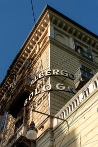un bâtiment avec un panneau sur son côté dans l'établissement Hotel Bologna, à Turin