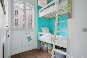 Våningssäng eller våningssängar i ett rum på Charmant Apt Familial - Montmarte