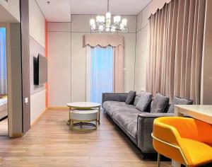 ein Wohnzimmer mit einer Couch und einem Tisch in der Unterkunft 广州沃家国际公寓 in Guangzhou