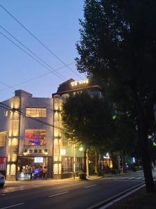 um edifício ao lado de uma rua à noite em Danggum Stay em Suncheon
