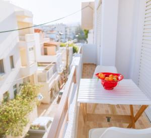 un plato de fruta en una mesa en un balcón en Central house, en Agios Nikolaos