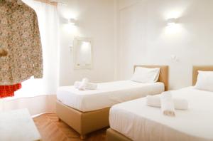 Habitación con 2 camas y espejo. en Central house, en Agios Nikolaos