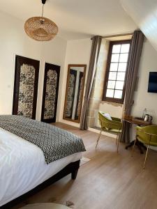 1 dormitorio con 1 cama, escritorio y ventanas en O2 Tours, en Ourouer-lès-Bourdelins