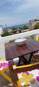 uma mesa de madeira com uma tigela em cima em Sissi Holiday Appartement em Sissi