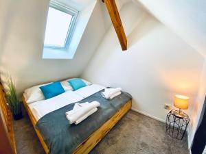 a small bedroom with a bed in a attic at Apartment SCHLEUSENTOR - Ferienwohnung Maisonette in Rostock