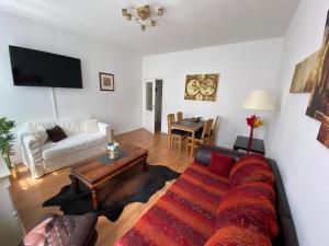 ein Wohnzimmer mit einem Sofa und einem Tisch in der Unterkunft Traumwohnung STÖRTEBEKER ruhig & großzügig zentral in Rostock