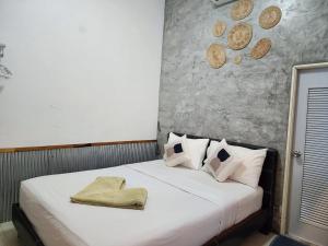 Un pat sau paturi într-o cameră la Baan Minnie 3 bedroom house 400m from Saikaew beach