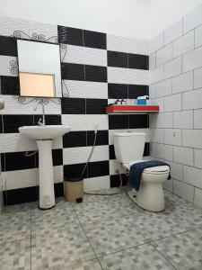 een badkamer met een wastafel en een toilet bij Baan Minnie 3 bedroom house 400m from Saikaew beach in Ko Samed