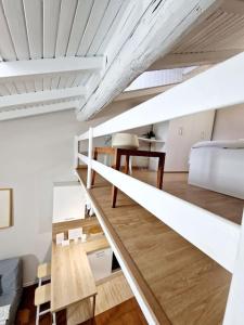 Loft-Apartment mit einer Treppe und einem Bett in der Unterkunft La Casetta di Tiffi - Borgo Lovere in Lovere