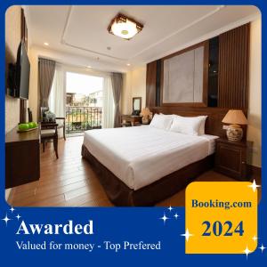 um quarto de hotel com uma cama grande e uma secretária em The West Hotel & Spa em Hanói