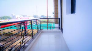 - un balcon donnant sur un champ dans l'établissement Shubh Parisar, à Khandwa