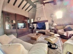 uma sala de estar com um sofá e uma lareira em Agay, Villa Belle Époque-Piscine-WIFI-Vue Mer em Saint-Raphaël