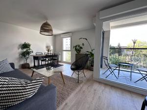 ein Wohnzimmer mit Sofa und Tisch in der Unterkunft Neuf-Lumineux-Calme à 18 mn du centre de Paris in Romainville