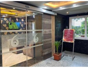 Ett badrum på Pearl Heights Hotel, Malda, WB