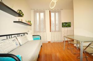 Domus Padova Centro Storico في بادوفا: غرفة معيشة مع أريكة وطاولة