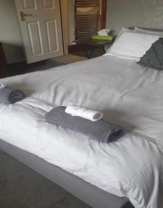 Un pat sau paturi într-o cameră la Falcon Garth