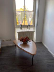 a room with a table and a window with flowers on it at Am Backhaus in Beuren